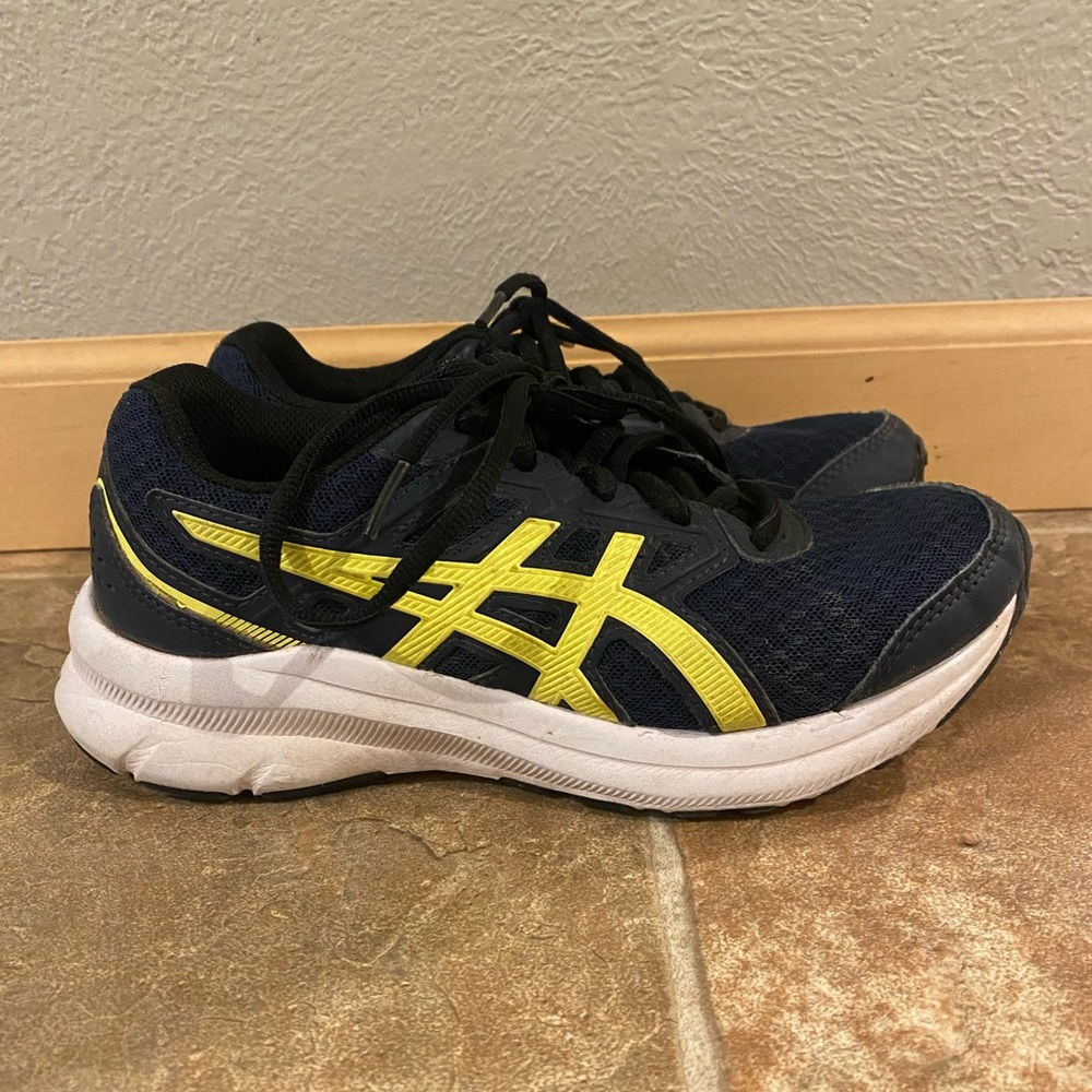 ASIC boys running shoe